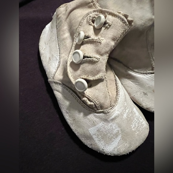 Vintage pair of baby shoes. 4 buttons and details along top of the shoe - Picture 4 of 12